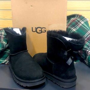 Ugg Mini Bailey Bow II in black size 8